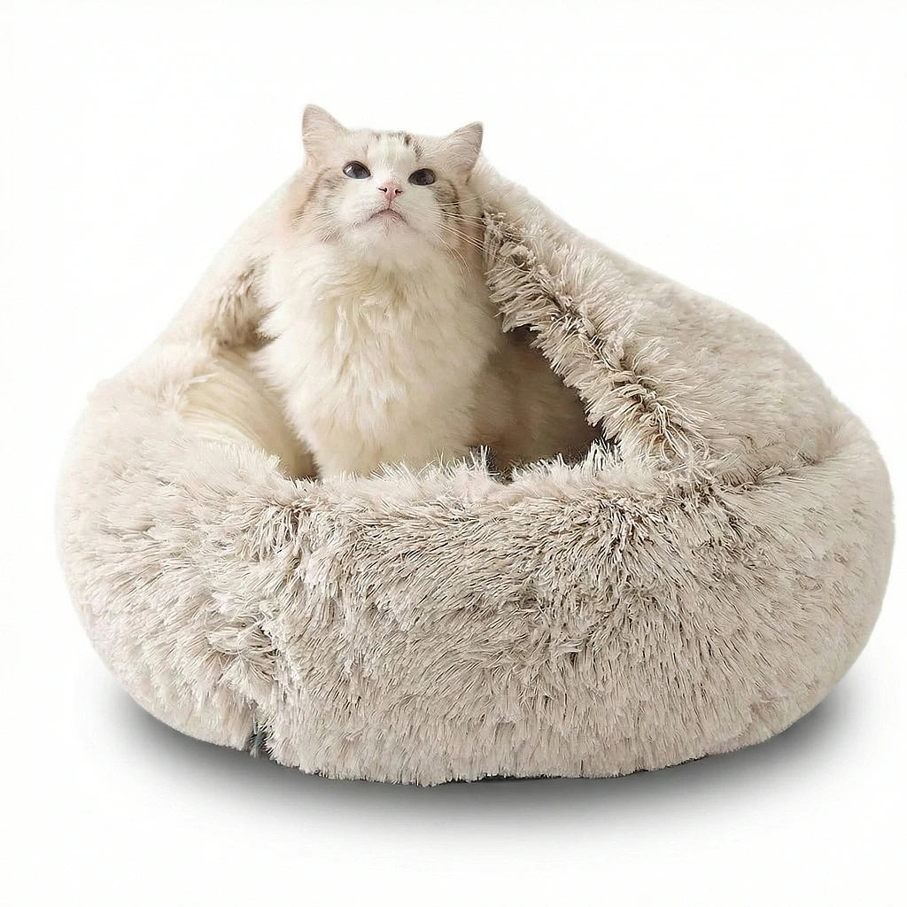 Cama redonda de felpa gris de pelo largo con capucha térmica integrada y mascota durmiendo en el interior