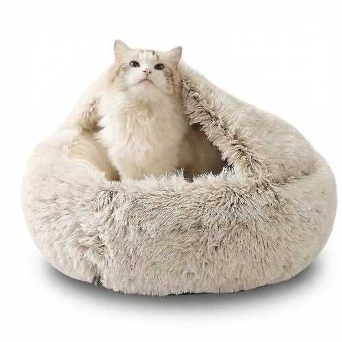 Cama redonda de felpa gris de pelo largo con capucha térmica integrada y mascota durmiendo en el interior