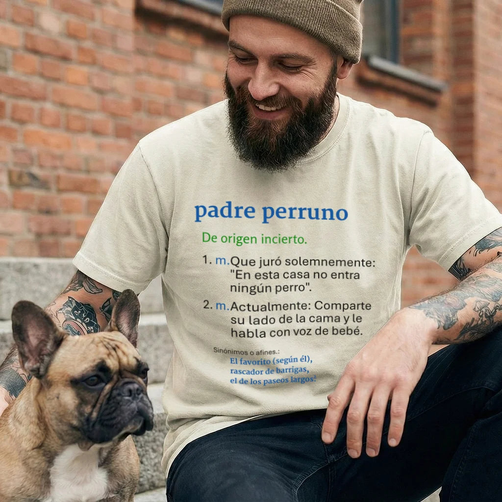 Hombre abrazando a su perro con camiseta "Padre Perruno" estilo lavado relaxed fit.