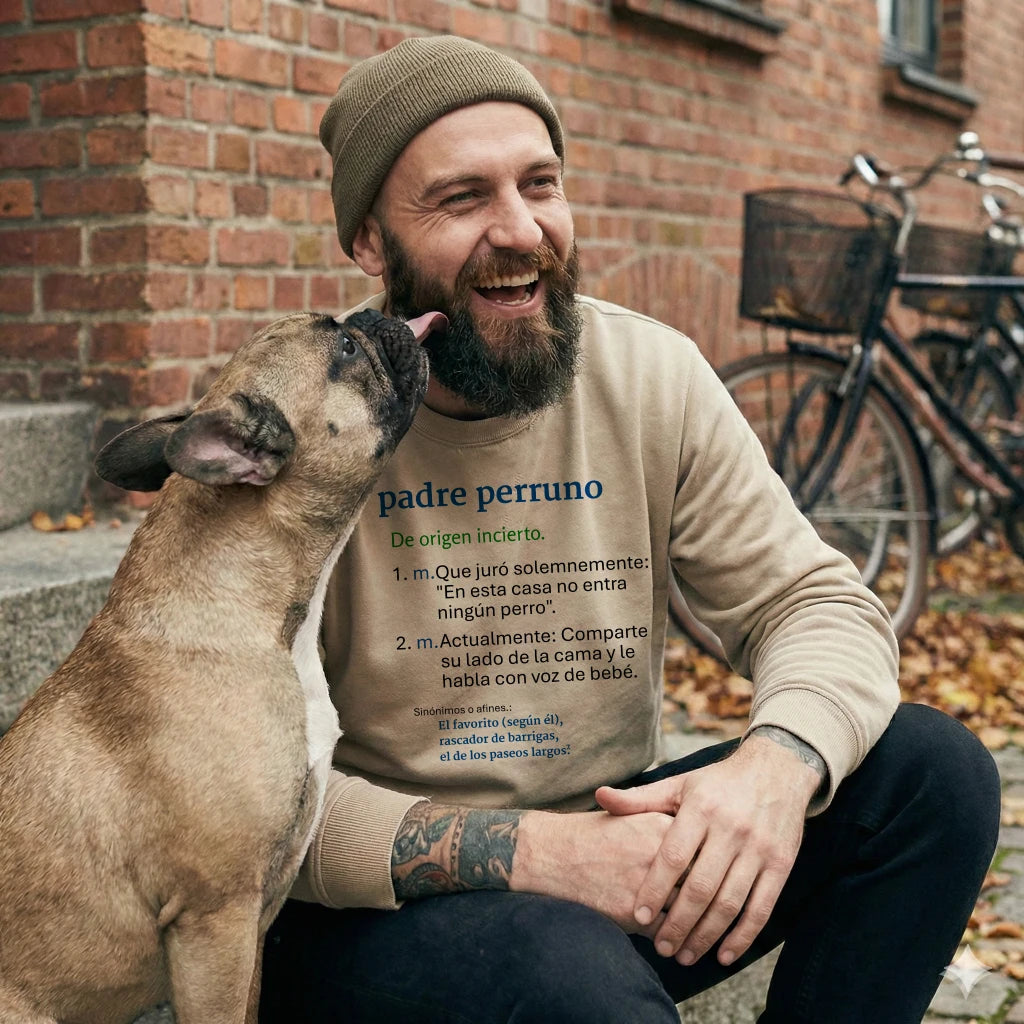 Hombre tatuado riendo con su bulldog francés en la calle, vistiendo la sudadera Padre Perruno color arena de la marca AnimalMania.