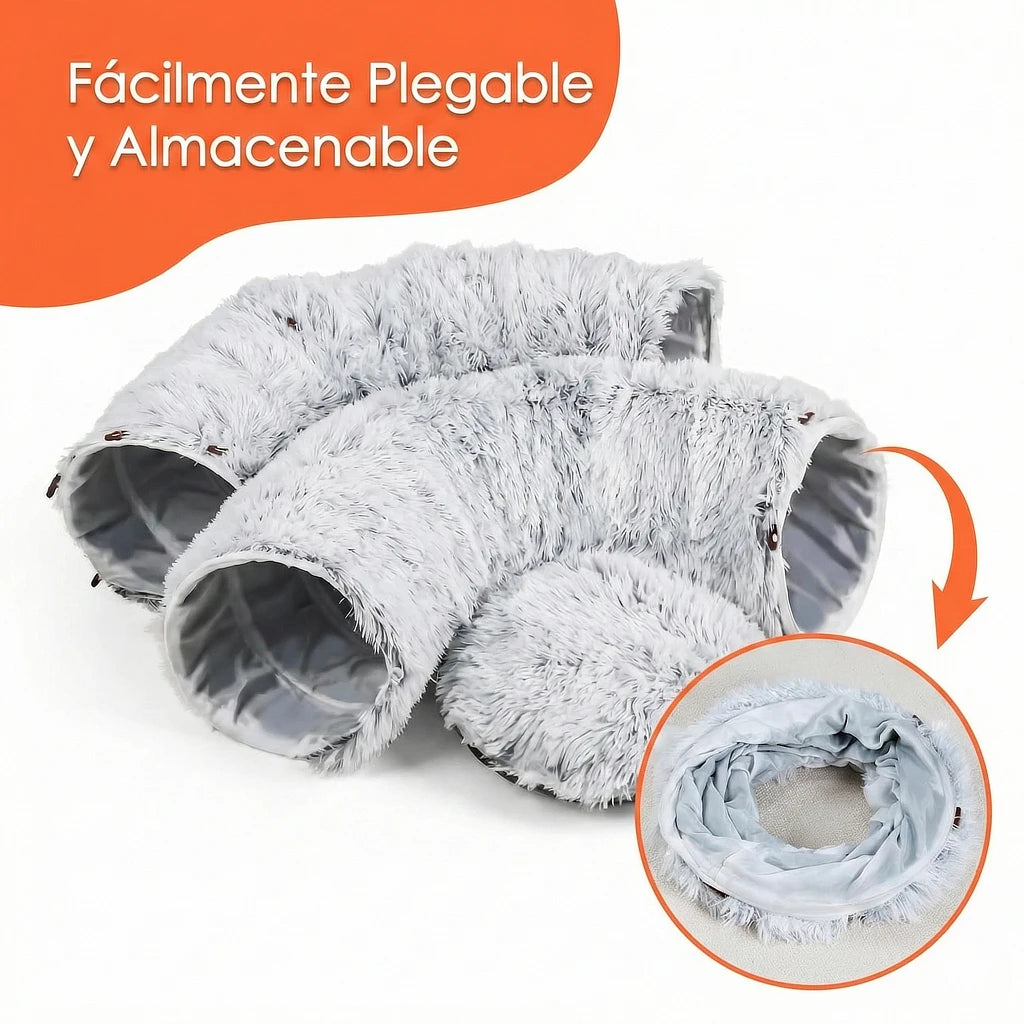 El túnel para gatos Peekaboo plegado ocupando poco espacio, ideal para un almacenamiento fácil y transporte cómodo.